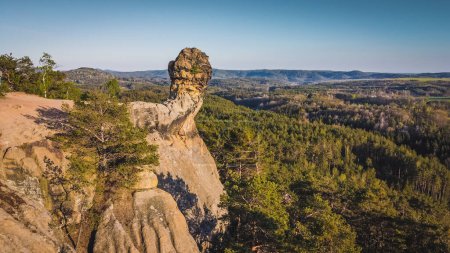 Felsformation namens Capska palice,, über dem tiefen Wald von Kokorinsko, Tschechien.