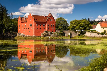 Foto de El Chateau Cervena (Rojo) Lhota es un hermoso y único ejemplo de arquitectura renacentista. Se encuentra en la región de Bohemia del Sur de la República Checa, rodeado por un pintoresco lago. - Imagen libre de derechos