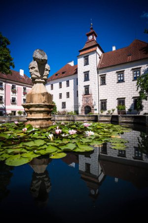 Trebon Chateau, una magnífica joya renacentista situada en la pintoresca ciudad de Trebon, Bohemia del Sur, República Checa.