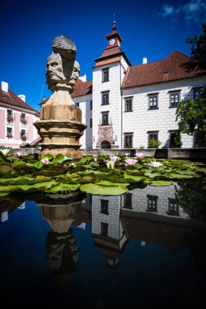 Trebon Chateau, una magnífica joya renacentista situada en la pintoresca ciudad de Trebon, Bohemia del Sur, República Checa.