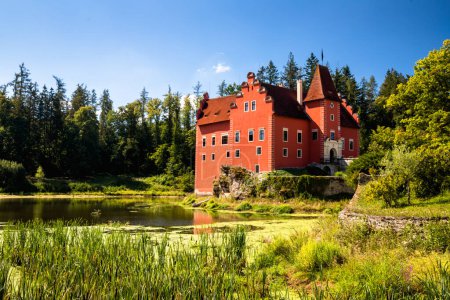 Le château de Cervena (Rouge) Lhota est un bel exemple unique d'architecture Renaissance. Il est situé dans la région de Bohême du Sud de la République tchèque, entouré d'un lac pittoresque.