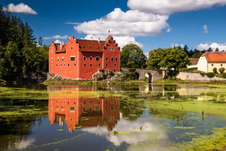 Das Schloss Cervena (Rot) Lhota ist ein schönes und einzigartiges Beispiel für die Architektur der Renaissance. Es liegt in der südböhmischen Region der Tschechischen Republik, umgeben von einem malerischen See.