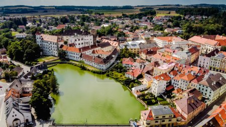 Téléchargez les photos : Ville de Jindrichuv Hradec, située dans la région de Bohême du Sud de la République tchèque. Réputé pour son centre historique bien préservé, son château impressionnant et son cadre naturel magnifique. - en image libre de droit