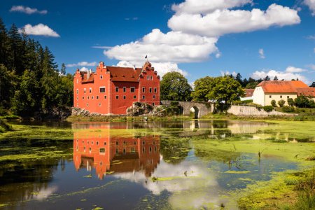 Foto de El Chateau Cervena (Rojo) Lhota es un hermoso y único ejemplo de arquitectura renacentista. Se encuentra en la región de Bohemia del Sur de la República Checa, rodeado por un pintoresco lago. - Imagen libre de derechos