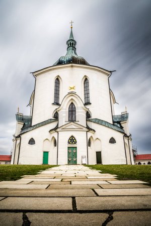 Der Wallfahrtsort, der zum UNESCO-Weltkulturerbe gehört, umfasst die Kirche des Heiligen Johannes von Nepomuk, einen Friedhof und einen Pilgerweg..