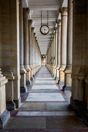 Téléchargez les photos : Mill Colonnade (Mlynska kolonda), une impressionnante colonnade à Karlovy Vary, une ville thermale réputée pour ses sources minérales. - en image libre de droit
