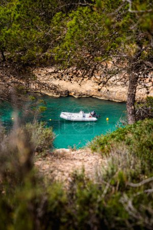 Cala Falco, eine abgelegene Bucht an der zerklüfteten Küste von Mallorca, Spanien. Die Bucht ist bekannt für ihr klares Wasser, dramatische Klippen und idyllische Atmosphäre, was sie zu einem wahren versteckten Juwel für diejenigen macht, die eine ruhige Flucht suchen.