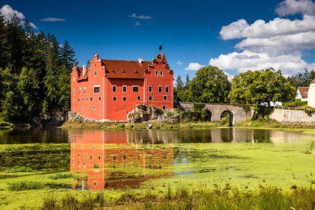 Das Schloss Cervena (Rot) Lhota ist ein schönes und einzigartiges Beispiel für die Architektur der Renaissance. Es liegt in der südböhmischen Region der Tschechischen Republik, umgeben von einem malerischen See.