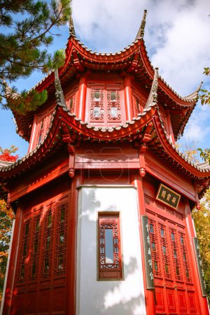 Téléchargez les photos : MONTRÉAL, CANADA - Juin 2022 : Temple chinois dans la section Jardin chinois du Jardin botanique de Montréal, Québec, Canada - en image libre de droit