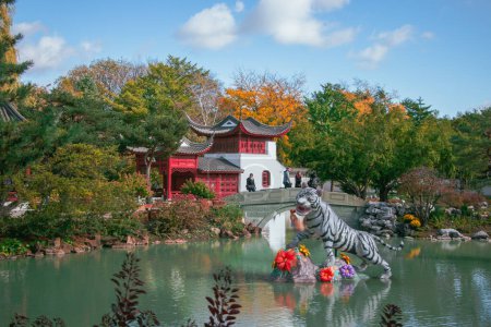 Téléchargez les photos : MONTRÉAL, CANADA - Juin 2022 : Temple chinois dans la section Jardin chinois du Jardin botanique de Montréal, Québec, Canada - en image libre de droit