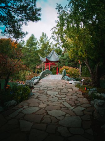 Téléchargez les photos : MONTRÉAL, CANADA - Juin 2022 : le chemin du temple chinois dans la section Jardin chinois du Jardin botanique de Montréal, Québec, Canada - en image libre de droit