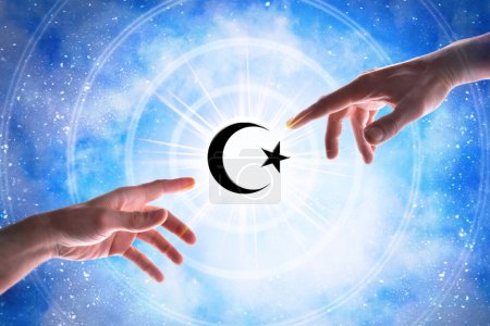 Foto de Manos señalando símbolo islámico con círculos concéntricos con un destello de luz sobre un fondo mágico estrellado azulado del universo. - Imagen libre de derechos