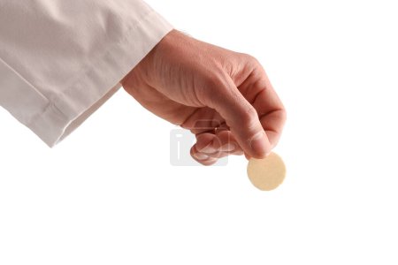 Détail de la main d'un prêtre en communion avec une hostie consacrée comme le corps du Christ avec un fond blanc isolé