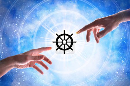 Téléchargez les photos : Mains pointant la roue du symbole du dharma de la religion bouddhiste avec des cercles concentriques avec un éclair de lumière sur un fond bleu étoilé magique de l'univers. - en image libre de droit