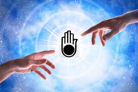 Téléchargez les photos : Symbole de jaïnisme pointant les mains avec des cercles concentriques avec un éclair de lumière sur un fond bleu étoilé magique de l'univers. - en image libre de droit