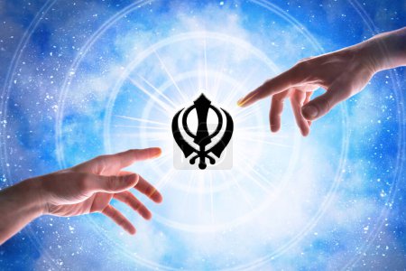Zeigende Zeiger auf das Sikhismus-Symbol mit konzentrischen Kreisen mit einem Lichtblitz auf einem magischen, bläulichen Sternenhintergrund des Universums.