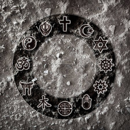 Symbole verschiedener Weltreligionen im Kreis auf grau strukturiertem Erdgrund. Ansicht von oben.
