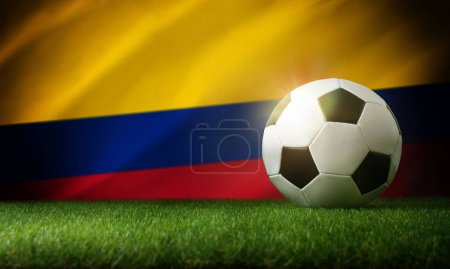 Composition de l'équipe nationale de Colombie avec balle classique sur herbe et drapeau en arrière-plan. Vue du dessus.