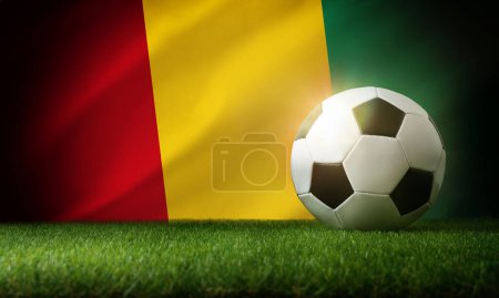 Composition de l'équipe nationale de Guinée avec balle classique sur herbe et drapeau en arrière-plan. Vue du dessus.