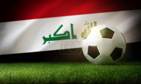 Composition de l'équipe nationale irakienne avec balle classique sur herbe et drapeau en arrière-plan. Vue du dessus.
