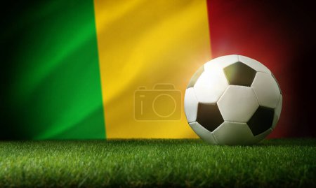 Composition de l'équipe nationale du Mali avec balle classique sur herbe et drapeau en arrière-plan. Vue du dessus.