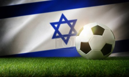 Composition de l'équipe nationale d'Israël avec balle classique sur herbe et drapeau en arrière-plan. Vue du dessus.