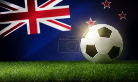 Nouvelle-Zélande composition de l'équipe nationale avec balle classique sur l'herbe et drapeau en arrière-plan. Vue du dessus.
