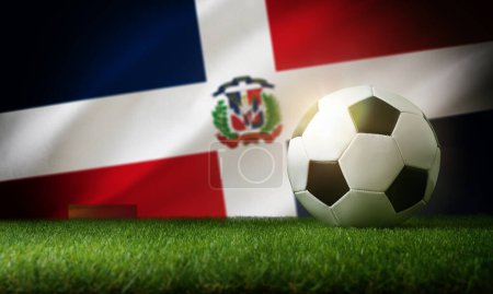 Composición del equipo nacional de República Dominicana con pelota clásica sobre hierba y bandera en el fondo. Vista superior.