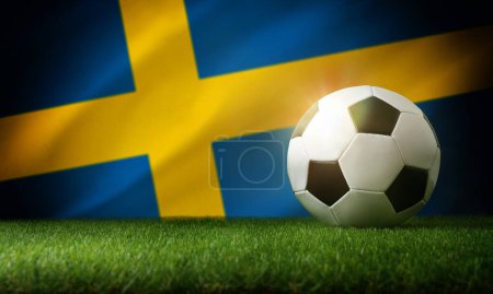 Suède composition de l'équipe nationale avec balle classique sur l'herbe et drapeau en arrière-plan. Vue du dessus.