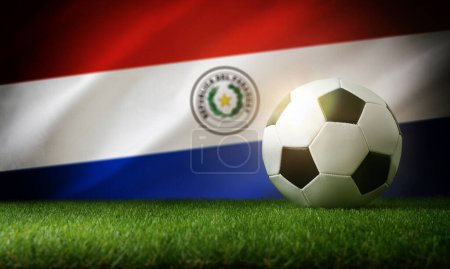 Paraguay composición del equipo nacional con pelota clásica sobre hierba y bandera en el fondo. Vista superior.