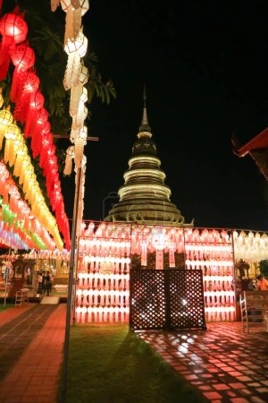 Foto de Linterna tailandesa, lámpara tailandesa o lámpara tailandesa o festival de Tailandia o festival de luz o pagoda en el templo de Tailandia o templo en Lamphun Tailandia - Imagen libre de derechos