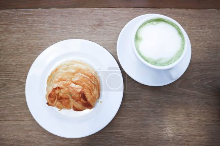 Foto de Tarta, tarta de piña o tarta de crema de piña y té verde con leche - Imagen libre de derechos