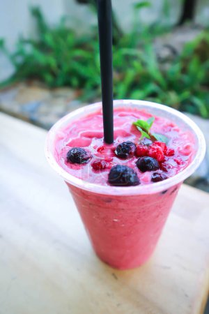 Téléchargez les photos : Smoothie au yaourt aux fraises, smoothie aux baies mélangées ou smoothie aux baies pour servir - en image libre de droit