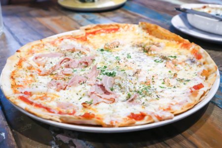 Téléchargez les photos : Pizza au fromage ou pizza hawaïenne ou pizza italienne, pizza au jambon - en image libre de droit