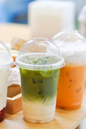 Téléchargez les photos : Thé vert glacé, matcha glacé ou thé vert glacé matcha latte et thé au lait pour servir - en image libre de droit