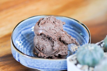 Téléchargez les photos : Crème glacée au chocolat, une tasse de crème glacée au chocolat ou une cuillère de crème glacée au chocolat pour servir - en image libre de droit