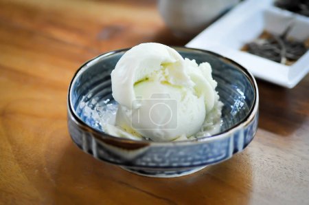 Téléchargez les photos : Crème glacée ou glace vanille, crème glacée à la noix de coco - en image libre de droit