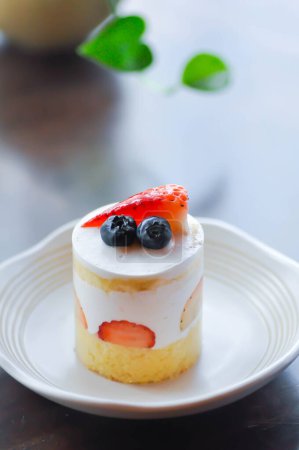 Foto de Pastel de fresa o pastel de fresa con cobertura de fresa y arándano para servir - Imagen libre de derechos