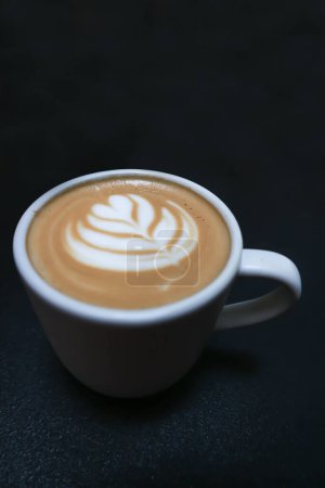 Téléchargez les photos : Café chaud, café cappuccino ou café latte ou café blanc plat ou moka - en image libre de droit