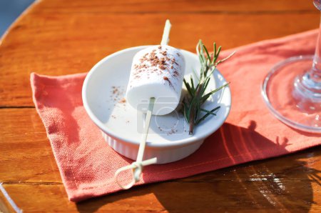 Marshmallow mit Schokoladenpulver zum Servieren oder Marshmallow für Fondue
