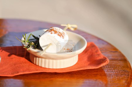 Marshmallow mit Schokoladenpuderbelag oder Marshmallow für Fondue auf dem Tisch