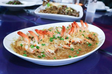 mélanger les vermicelles frites aux crevettes, les crevettes cuites au four aux vermicelles ou les vermicelles frites aux crevettes pour servir