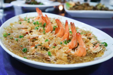 mélanger les vermicelles frites aux crevettes, les crevettes cuites au four aux vermicelles ou les vermicelles frites aux crevettes pour servir