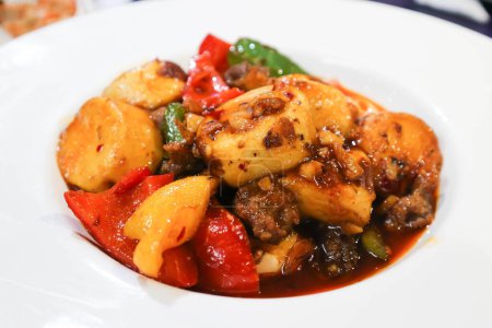 revuelva el tofu frito, el tofu frito con vegetales o el tofu guisado para servir