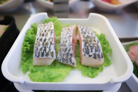 pescado en rodajas, pescado crudo o pescado cortado para cocinar