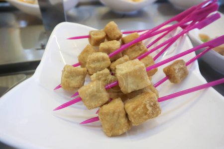 tofu frito, tofu frito o tofu barbacoa para servir