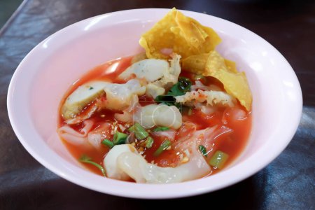 nouilles avec boule de poisson, méduses et wonton frit pour servir