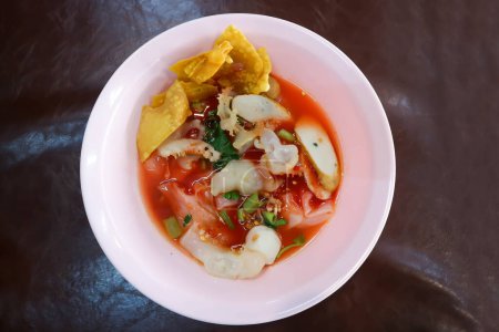 nouilles avec boule de poisson, méduses et wonton frit pour servir