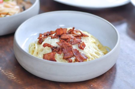 espaguetis, pasta o espaguetis carbonara o pasta carbonara con cobertura de tocino
