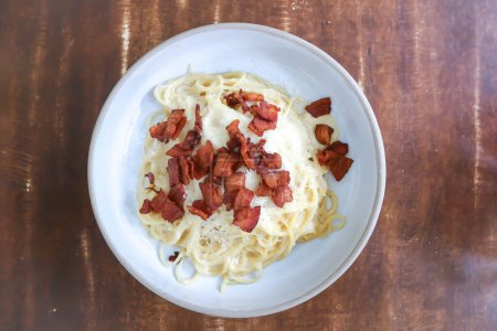 espaguetis, pasta o espaguetis carbonara o pasta carbonara con cobertura de tocino